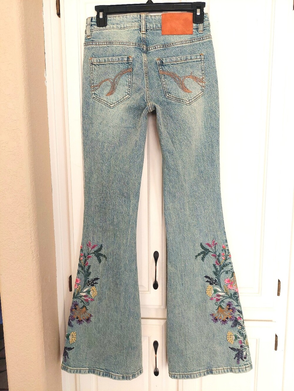 Desigual Jeans With Flower Topstitching SS26 Collection (Size 34/US 2) NWT - Picture 4 of 15